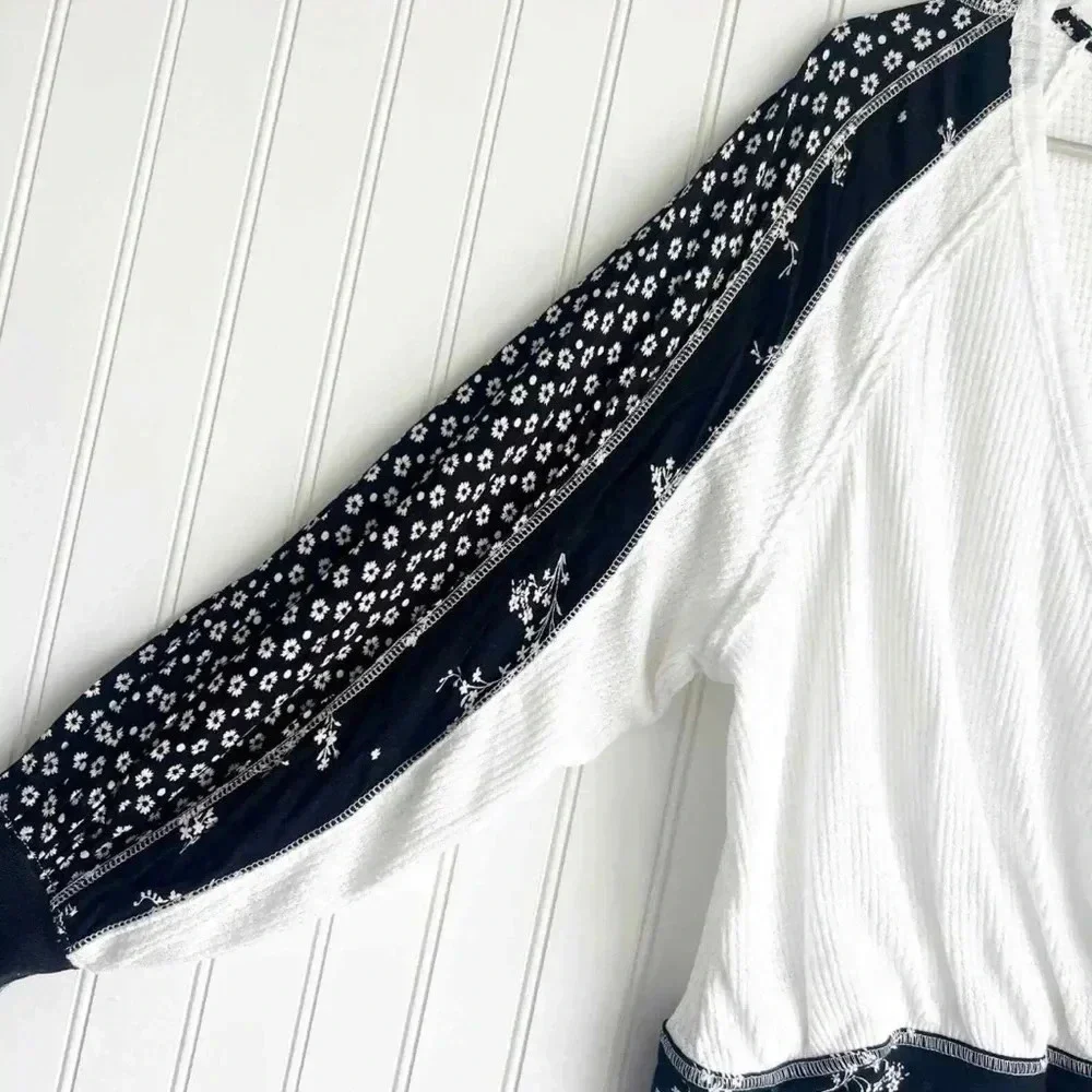 Auxton Black & White V-Neck Mixed-Print Puff-Sleeve Top EUC